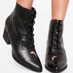 Yru aura boot dollskill